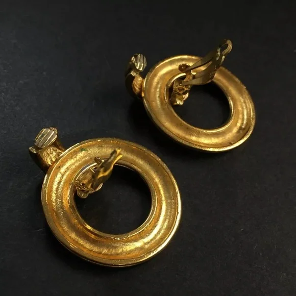 Chanel vintage 24kt gold plated hammered door knocker hoop clip on earrings. - Picture 9 of 11